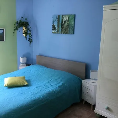 Bed & Breakfast Au Petit Nid De Valaine *