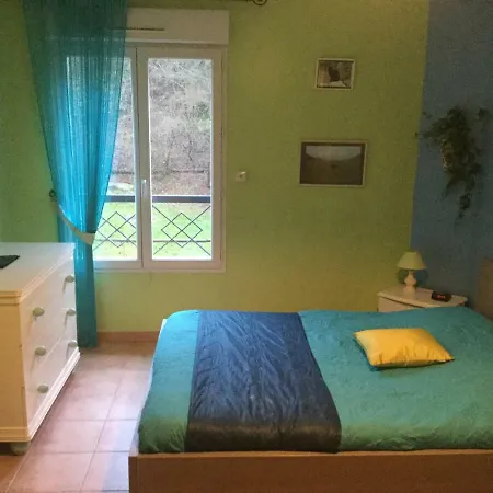 Au Petit Nid De Valaine Bed & Breakfast