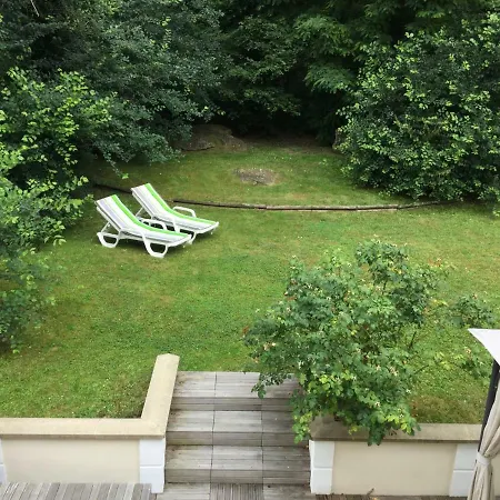 Au Petit Nid De Valaine Bed & Breakfast